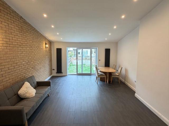 ✨ Modern 4 Bedroom House with Large Garden ✨
