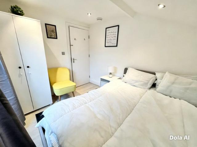 Modern 4 Bedroom Property 5 Mins from station