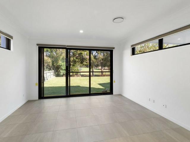 MODERN 4 BEDROOM TWO STOREY HOUSE WITH DUCTED AIR CONDITIONING