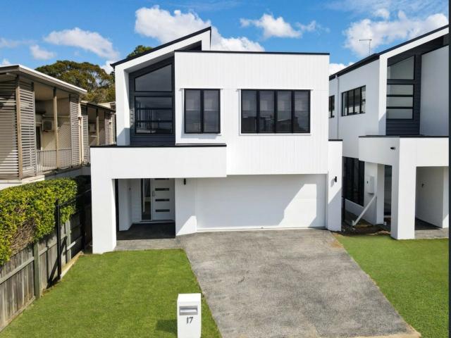 MODERN 4 BEDROOM TWO STOREY HOUSE WITH DUCTED AIR CONDITIONING
