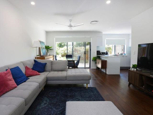 Modern 4 Bedroom Townhome with Pool – Walk to Wynnum Plaza