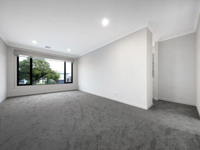 Modern 4 Bedroom Townhouse with Multiple Ensuites