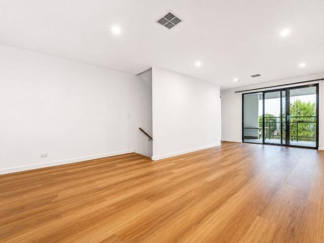 Modern 4 Bedroom Townhouse with Double Garage in Prospect