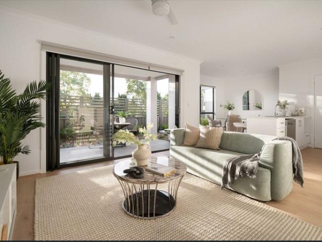 Modern 4 Bedroom Townhouse with Parkland Views in Mansfield High Catchment