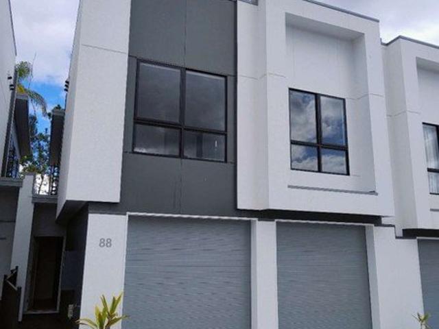 Modern 4 Bedroom Townhouse in a Quiet and Convenient Kenmore Location