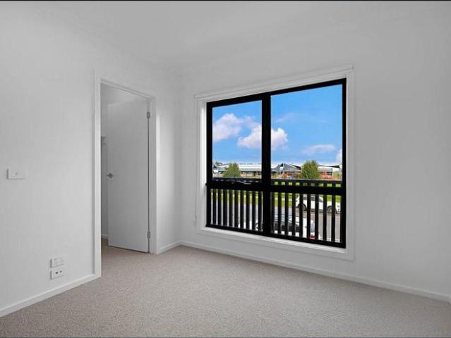 Modern 4 Bedroom Townhouse in Prime Cranbourne West Location