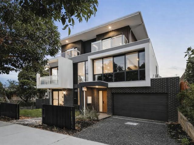 Modern 4 Bedroom Townhouse in Prime Doncaster Location