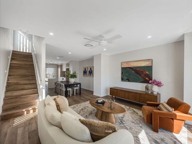 Modern 4 Bedroom Townhouse in Rochedale