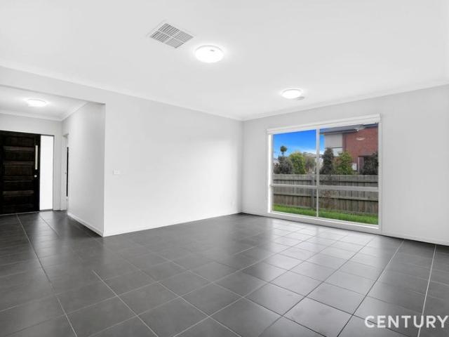 Modern 4 Bedroom, 2 Bathroom Home with Double Garage in Desirable Point Cook