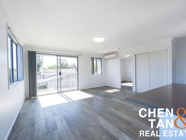 Modern 4 Bedroom 3 bathroom air conditioned unit minutes from shops and schools
