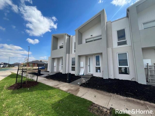 Modern 4 Bedroom 3 bathroom Townhouse!