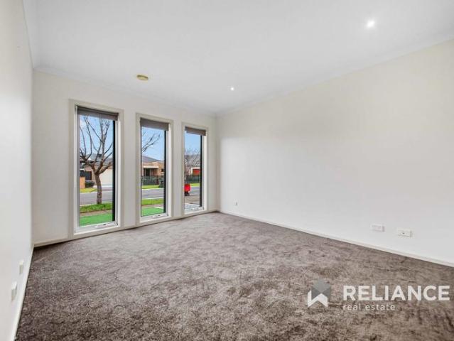 Modern 4 Bedrooms Family home at best location in Point Cook!