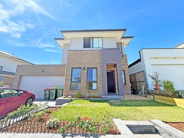 Modern 4Bedroom house family living in Prime Box Hill Location!
