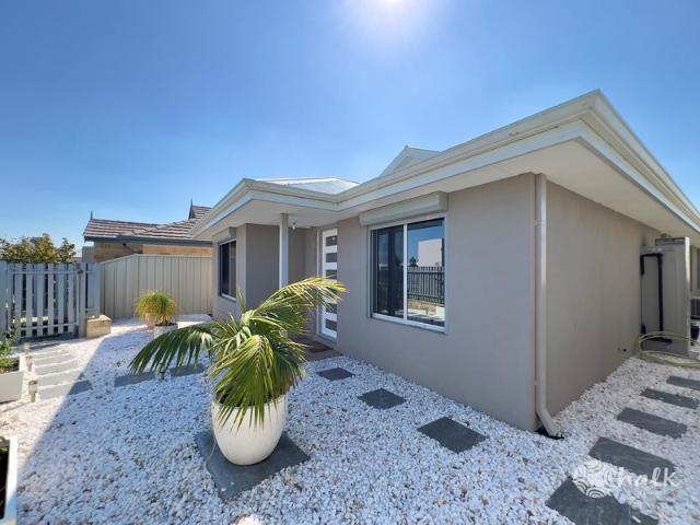MODERN, 4x2 LOW MAINTENANCE HOME! LOCK UP & LEAVE!