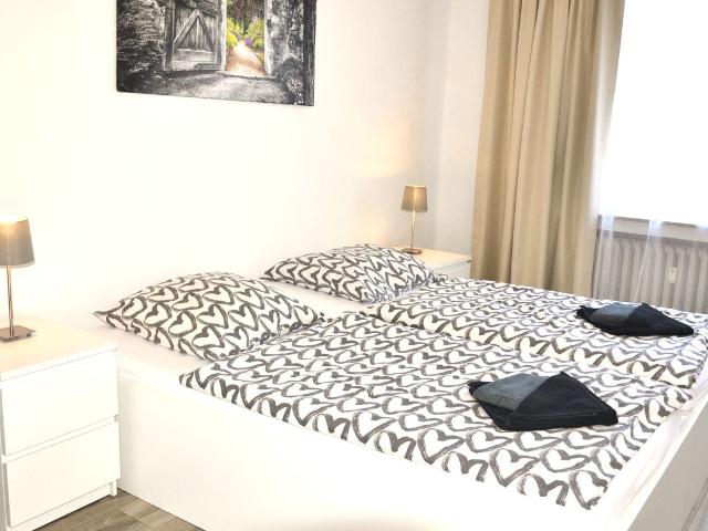 Modern 50 sqm apartment with balcony, WiFi & parking – near Rhine in Duisburg, Duisburg Amsterdam Apartments for Rent