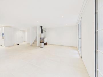 Modern 5.5 room terraced house with practical floor plan, village