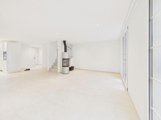 Modern 5.5 room terraced house with practical layout, village