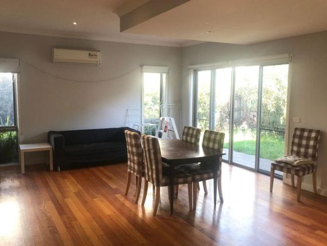 Modern 5 Bedroom Furnished Townhouse Walk to Monash University