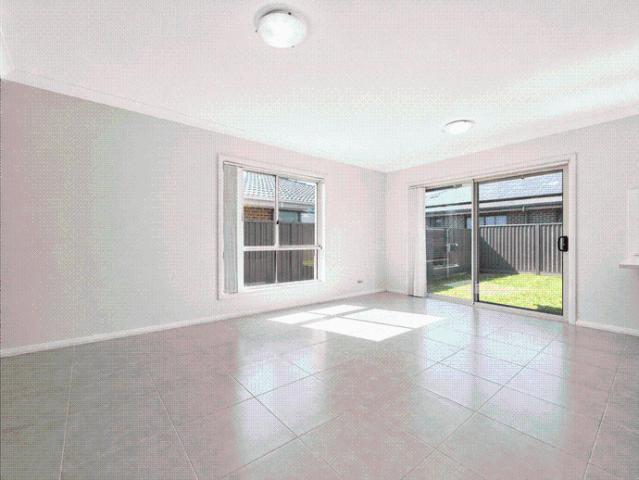 Modern 5 Bedroom Family Home Close to Oran Park Shopping Centre