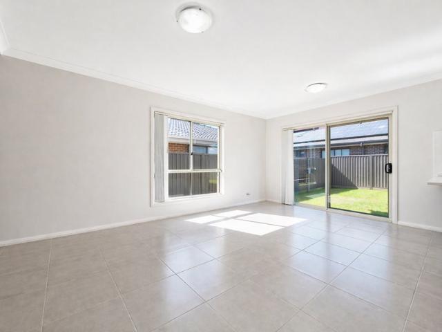 Modern 5 Bedroom Family Home Close to Oran Park Shopping Centre
