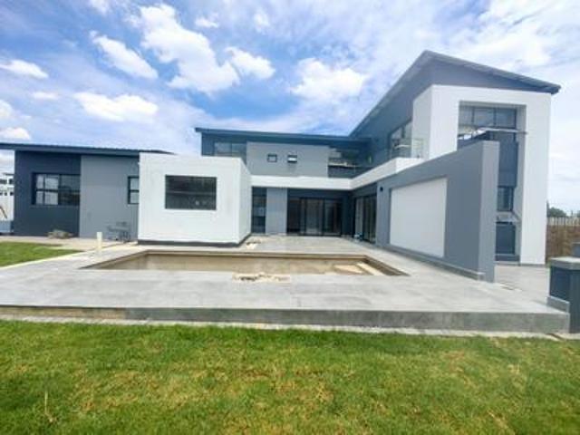modern 5 bedroom family home in mids.
