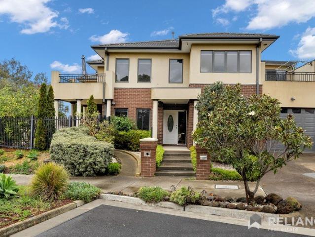 MODERN 5 BEDROOM HOME | TWO ENSUITES | WALK TO WERRIBEE STATION | PARK & WERRIBEE RIVER VIEWS
