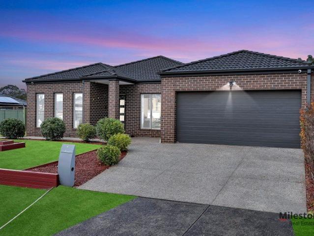 Modern 5 Bedrooms Family Home on 521sqm, Walking to Amenities!