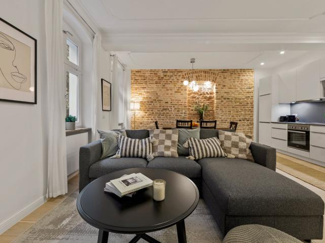 Modern 5 Room Apartment with 3 Bedrooms and Balcony in Prenzlauer Berg