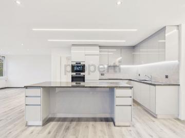 Modern 6.5 pièces row house rénovée avec jardin à La Neuveville