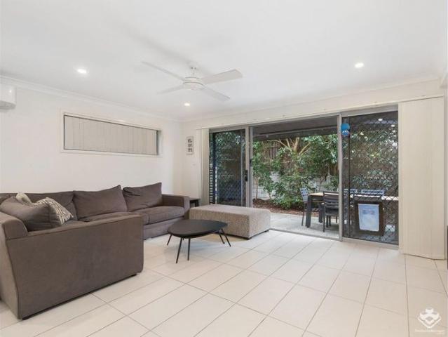 Modern 6‑year‑old end townhouse, beautifully maintained and in excellent condition