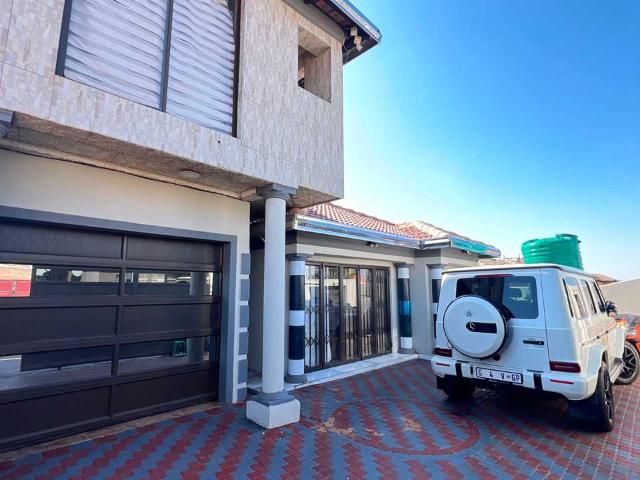 MODERN 6 BEDROOM INVESTMENT OPPORTUNITY | CRYSTAL PARK, BENONI