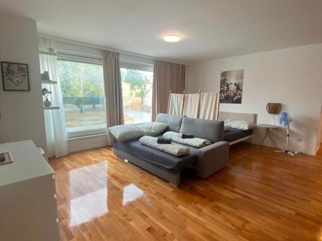 Modern 75 m² 2 Bedroom Apartment with Free Parking near Vienna
