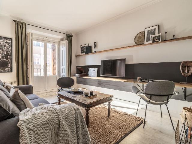Modern 75 sqm Flat in Justicia with Nature Inspired Design and Green Accents, Madrid Amsterdam Apartments for Rent