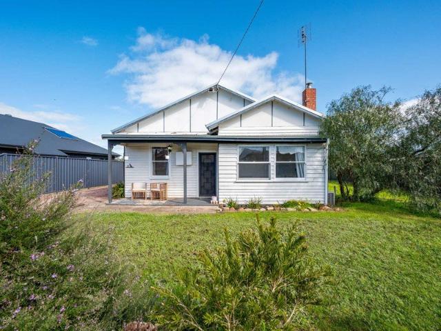Modern Cottage Charm with Stunning Grampians Outlook