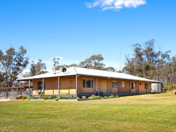 Modern country charm meets luxe lifestyle on 59.28 acres 24HA