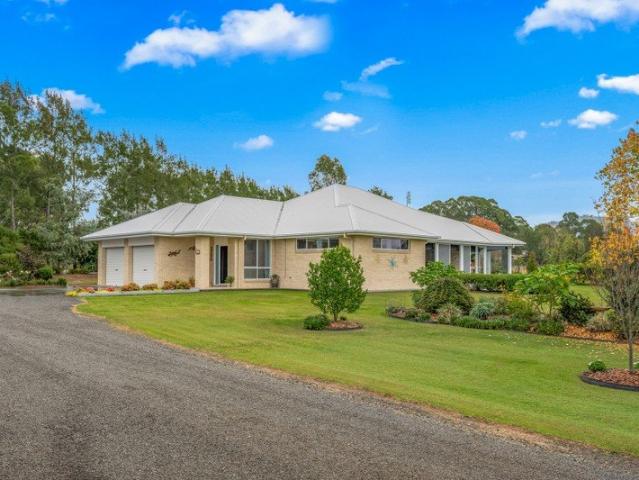 Modern Country Elegance in Sought After Thunderbolt Estate
