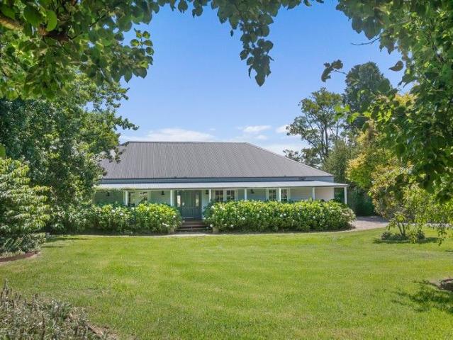 Modern Country Grace with Expansive Sun Deck & Sunset Vistas 3,020sqm in a Picturesque Village