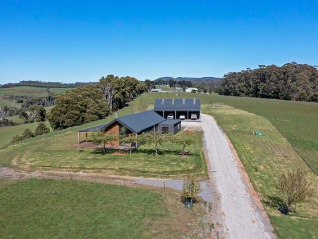 Modern Country Lifestyle Meets Productive Farmland