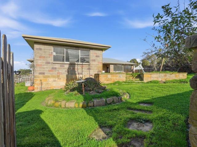 Modern Country Living 3 Bedroom Home with Garage