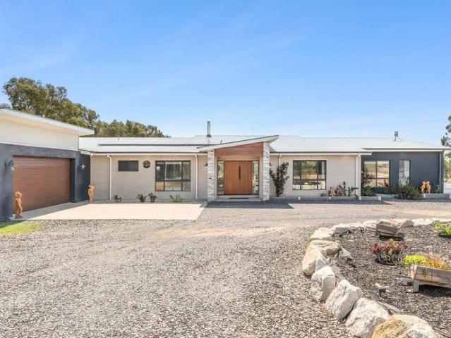 Modern Country Living on 7.7ha