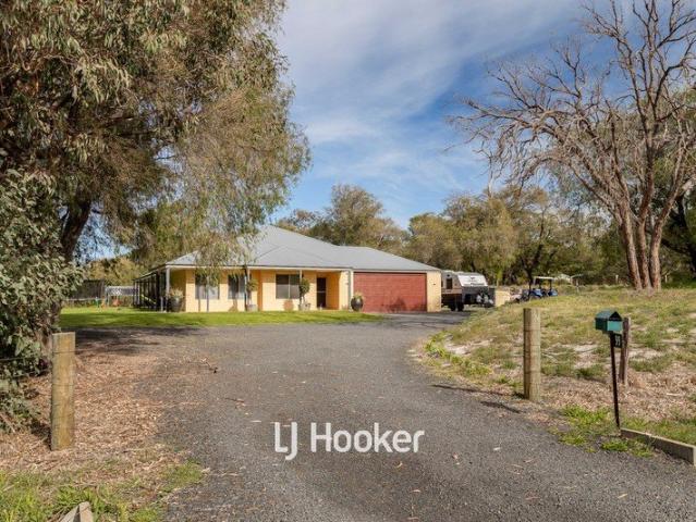 Modern Country Living on 4.95 Acres Spacious Family Retreat!