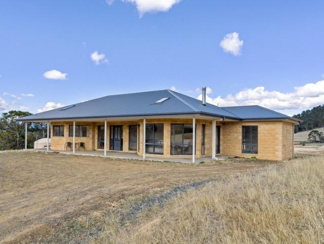 Modern country living on 59.55 ha space, privacy & lifestyle