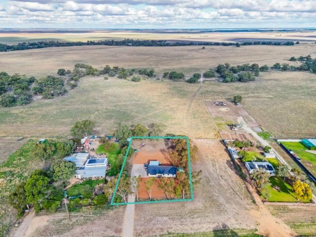 Modern Country Living on a Generous 2,932m² Block