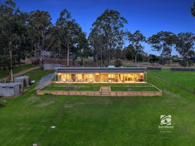MODERN COUNTRY LIVING ON A SPACIOUS 4,028sqm ALLOTMENT