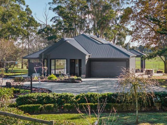 Modern Country Living with Exceptional Comfort across 5 Acres