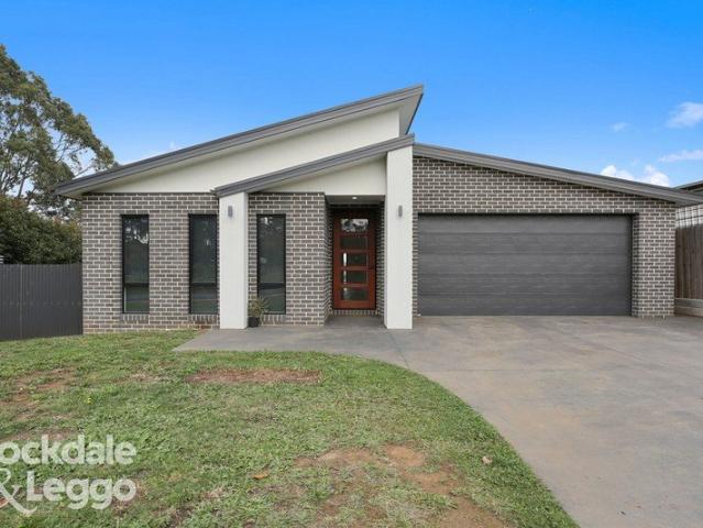 MODERN COUNTRY LIVING WITH STUNNING RURAL VIEWS