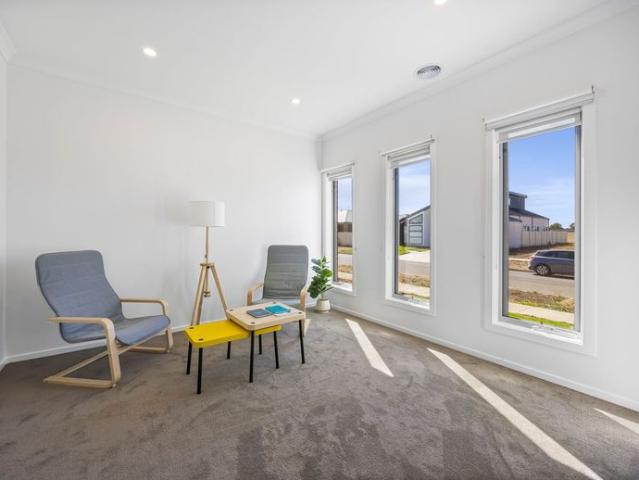 MODERN CO LIVING PROPERTY THREE ROOMS AVAILABLE