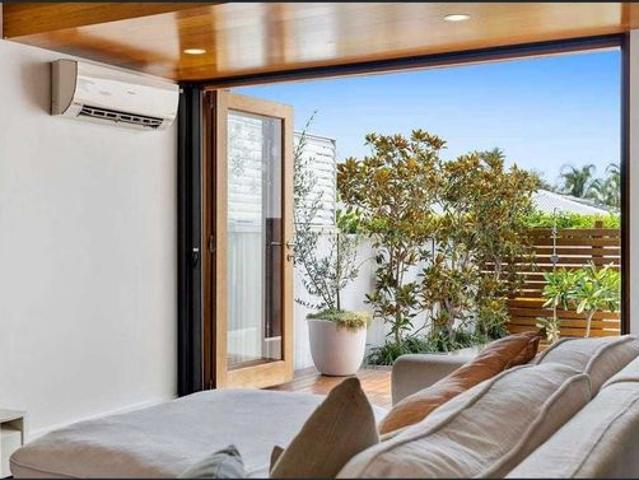 Modern Coastal Villa – Walk to Beach & Nobby's Precinct