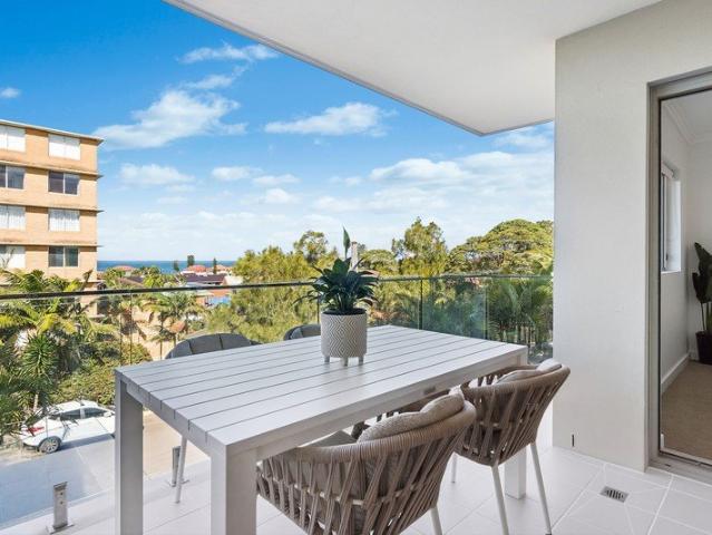 Modern coastal apartment in the heart of Narrabeen