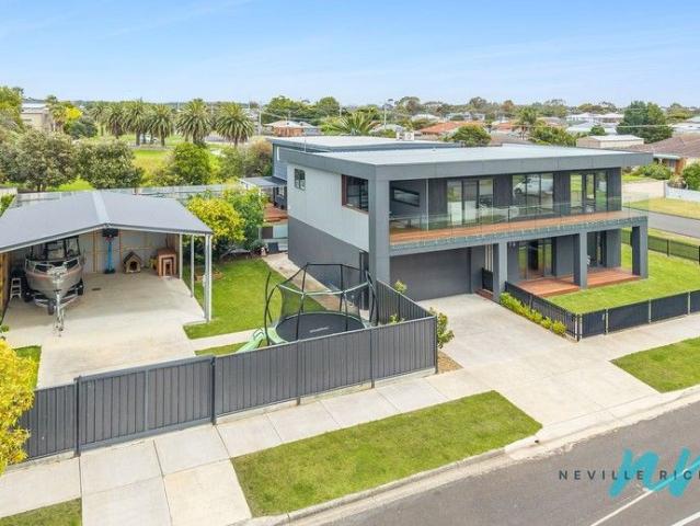 Modern Coastal Entertainer Just 250m to the Boat Ramp